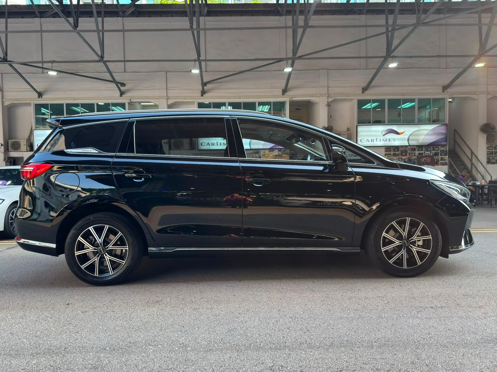 BYD M6 Extended Range 7 Seater photo 4